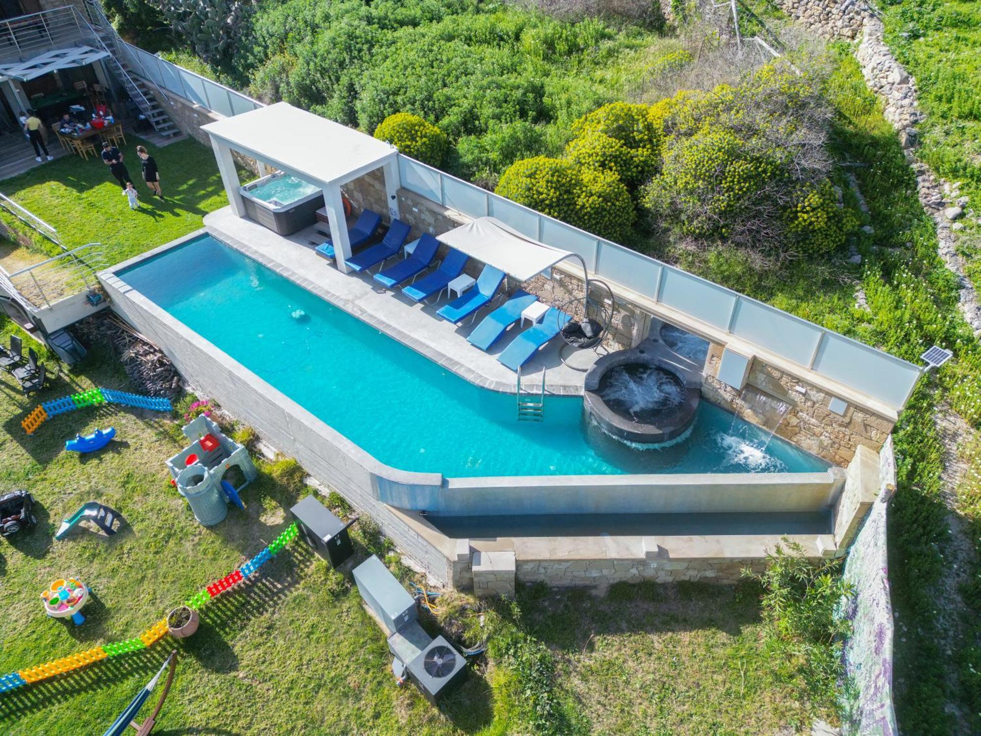 Heated Private Ozone Salt Pool, Jacuzzi, Cinema Inside & Outside, Ping Pong, Billiard, Ps5, Playground, Giant Chess, Giant Monopoly, Table Football, 3X Surround Sound - Villa Rokka Luxe Kíssamos Eksteriør bilde