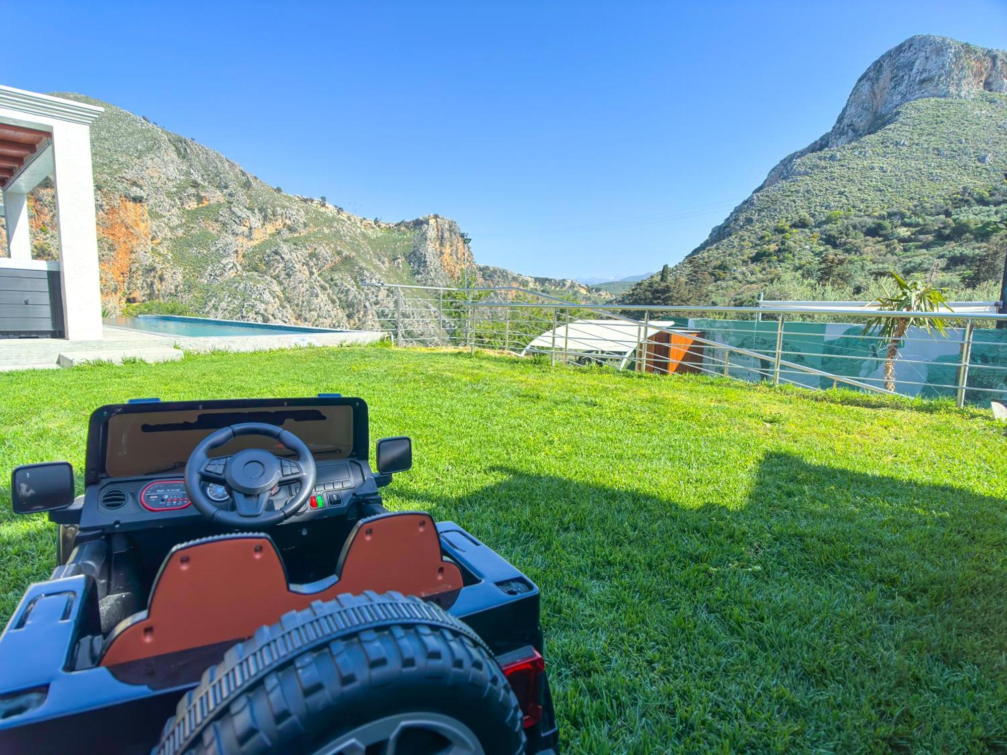 Heated Private Ozone Salt Pool, Jacuzzi, Cinema Inside & Outside, Ping Pong, Billiard, Ps5, Playground, Giant Chess, Giant Monopoly, Table Football, 3X Surround Sound - Villa Rokka Luxe Kíssamos Eksteriør bilde