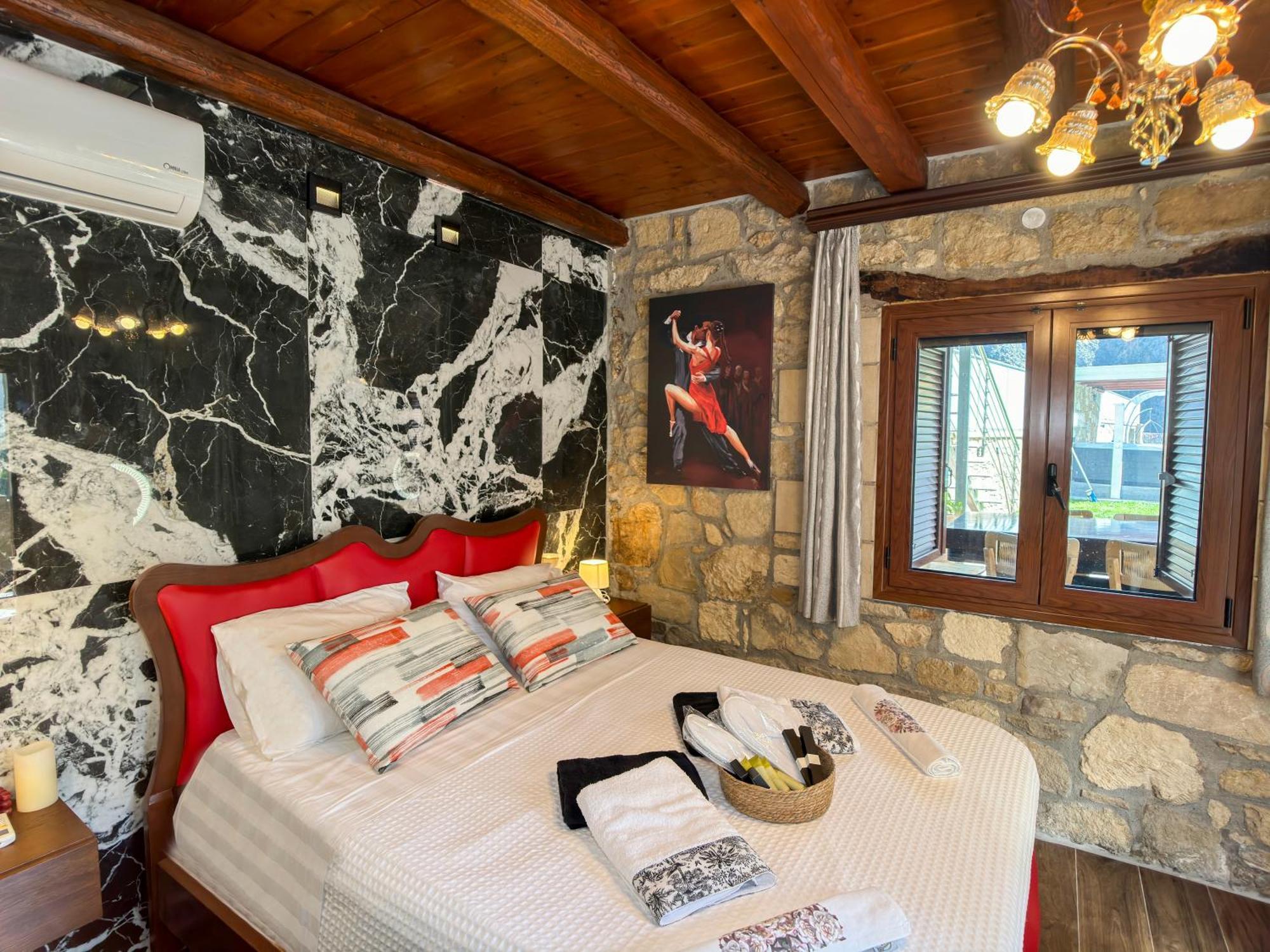 Heated Private Ozone Salt Pool, Jacuzzi, Cinema Inside & Outside, Ping Pong, Billiard, Ps5, Playground, Giant Chess, Giant Monopoly, Table Football, 3X Surround Sound - Villa Rokka Luxe Kíssamos Eksteriør bilde