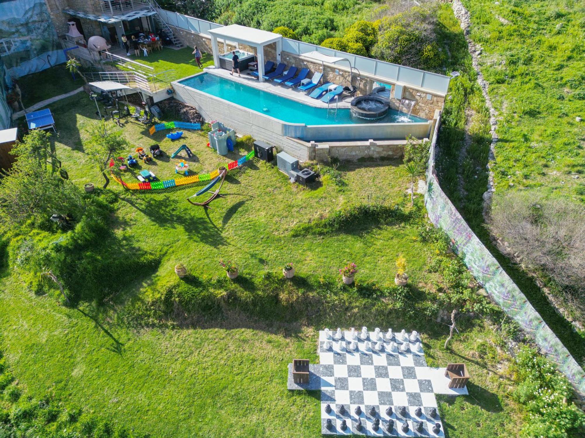 Heated Private Ozone Salt Pool, Jacuzzi, Cinema Inside & Outside, Ping Pong, Billiard, Ps5, Playground, Giant Chess, Giant Monopoly, Table Football, 3X Surround Sound - Villa Rokka Luxe Kíssamos Eksteriør bilde