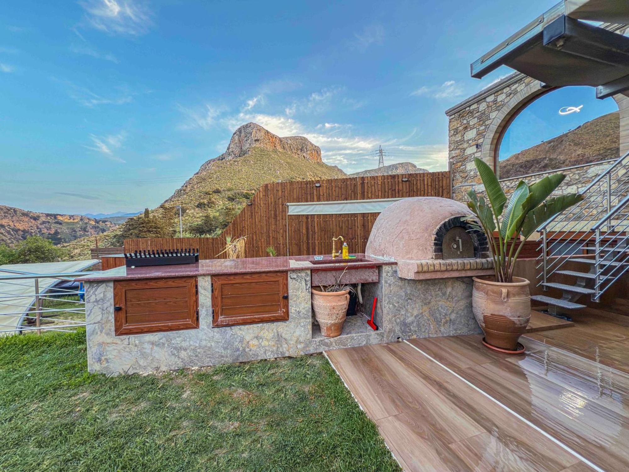 Heated Private Ozone Salt Pool, Jacuzzi, Cinema Inside & Outside, Ping Pong, Billiard, Ps5, Playground, Giant Chess, Giant Monopoly, Table Football, 3X Surround Sound - Villa Rokka Luxe Kíssamos Eksteriør bilde