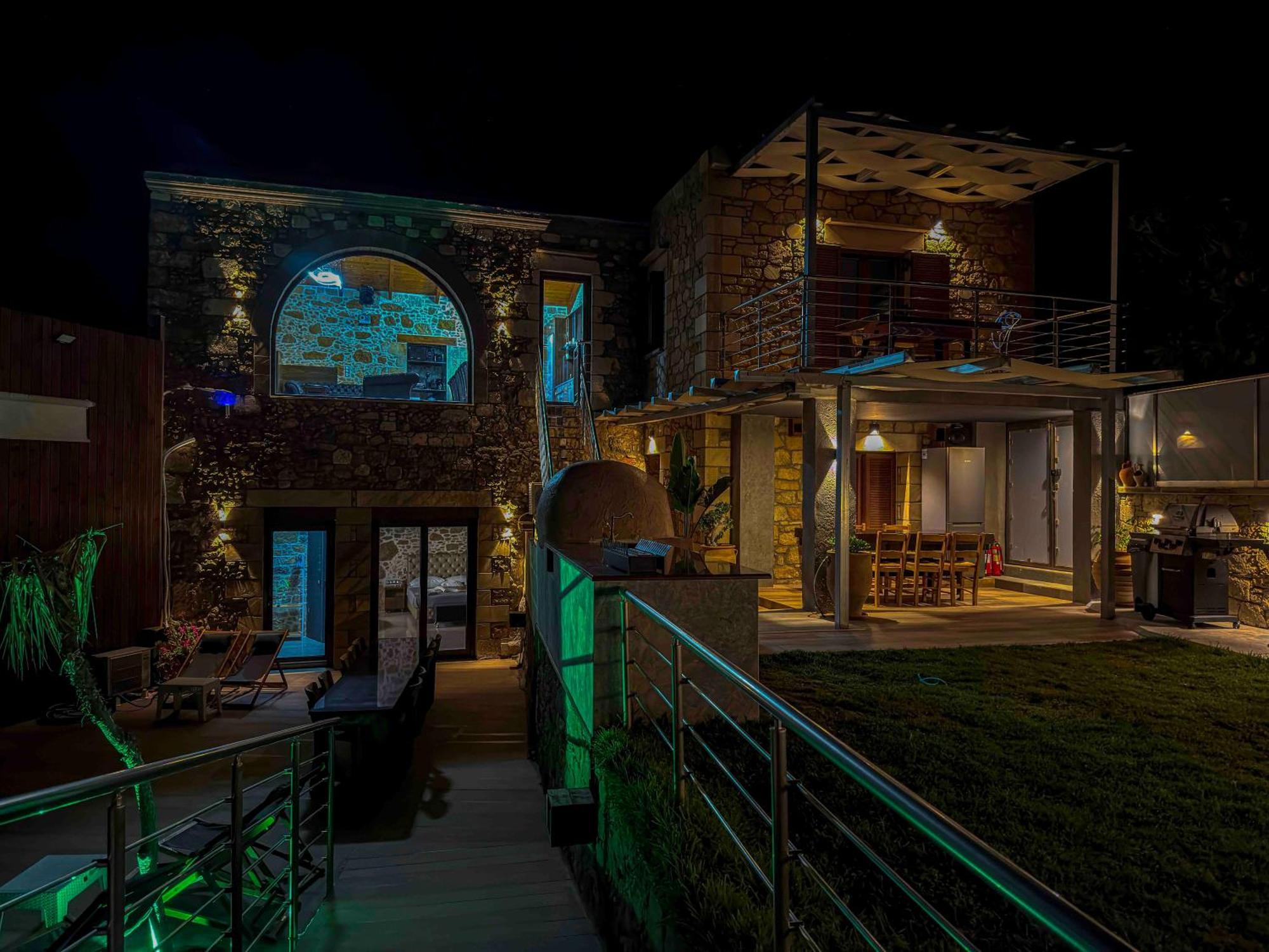 Heated Private Ozone Salt Pool, Jacuzzi, Cinema Inside & Outside, Ping Pong, Billiard, Ps5, Playground, Giant Chess, Giant Monopoly, Table Football, 3X Surround Sound - Villa Rokka Luxe Kíssamos Eksteriør bilde