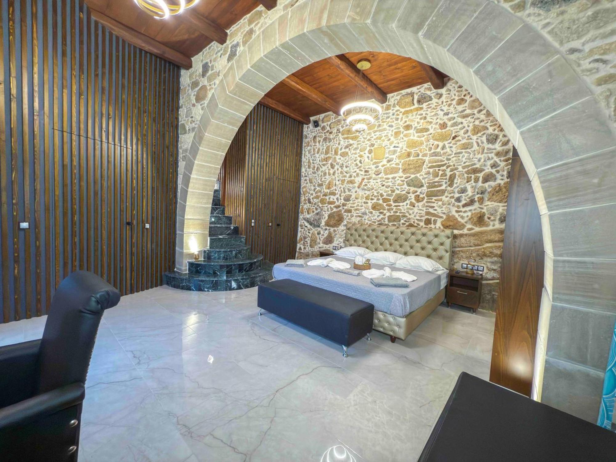 Heated Private Ozone Salt Pool, Jacuzzi, Cinema Inside & Outside, Ping Pong, Billiard, Ps5, Playground, Giant Chess, Giant Monopoly, Table Football, 3X Surround Sound - Villa Rokka Luxe Kíssamos Eksteriør bilde