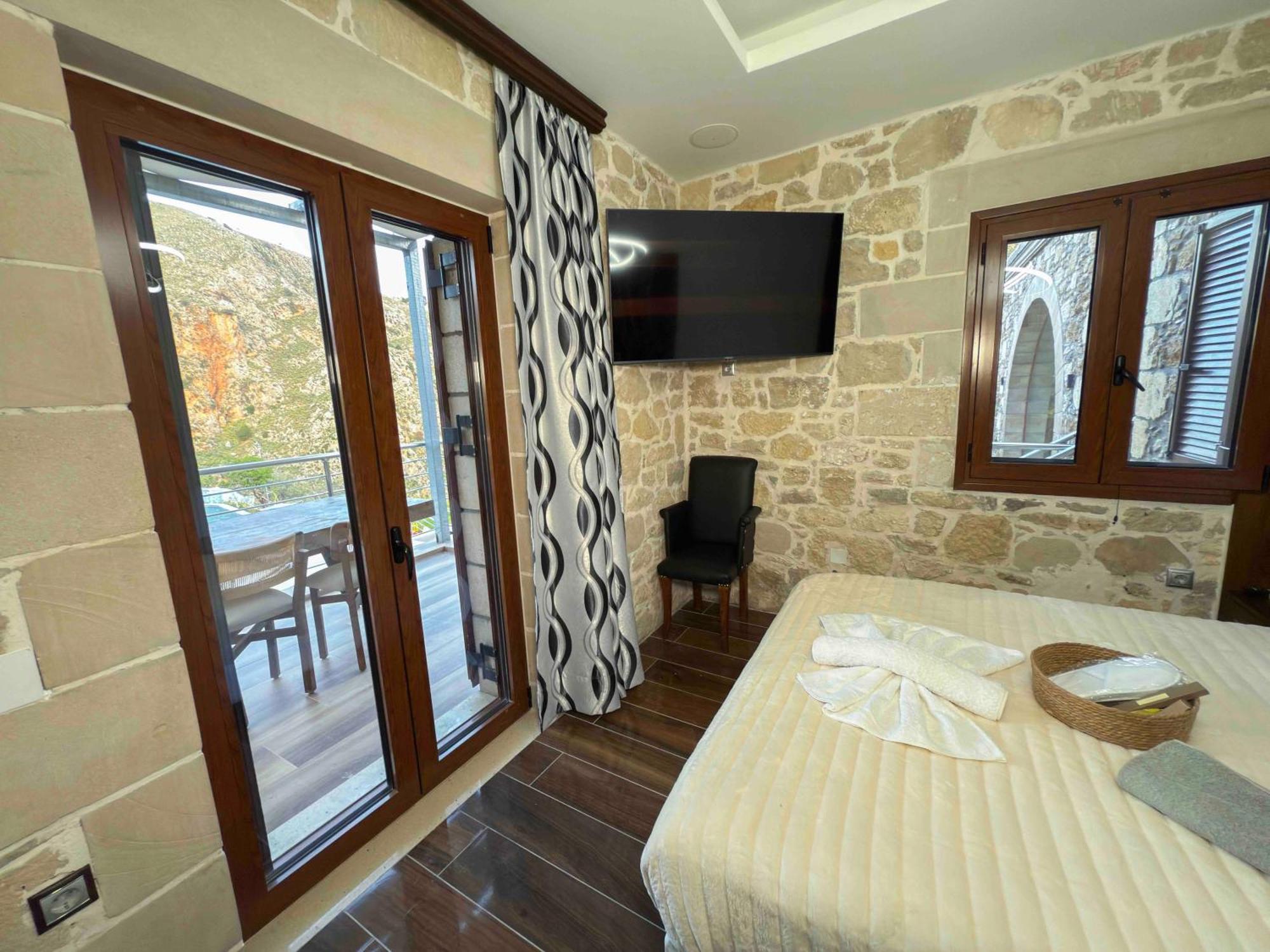 Heated Private Ozone Salt Pool, Jacuzzi, Cinema Inside & Outside, Ping Pong, Billiard, Ps5, Playground, Giant Chess, Giant Monopoly, Table Football, 3X Surround Sound - Villa Rokka Luxe Kíssamos Eksteriør bilde