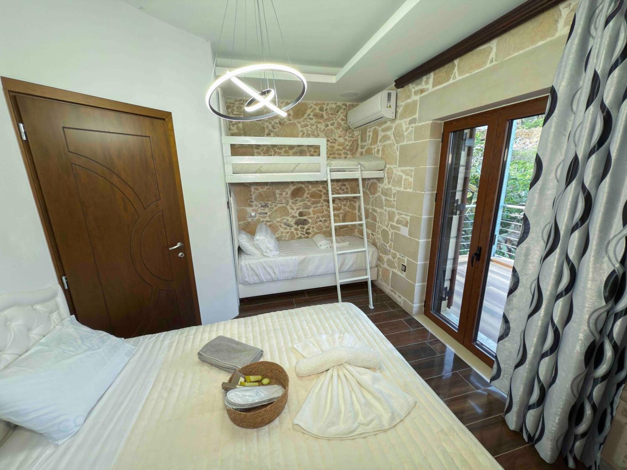 Heated Private Ozone Salt Pool, Jacuzzi, Cinema Inside & Outside, Ping Pong, Billiard, Ps5, Playground, Giant Chess, Giant Monopoly, Table Football, 3X Surround Sound - Villa Rokka Luxe Kíssamos Eksteriør bilde